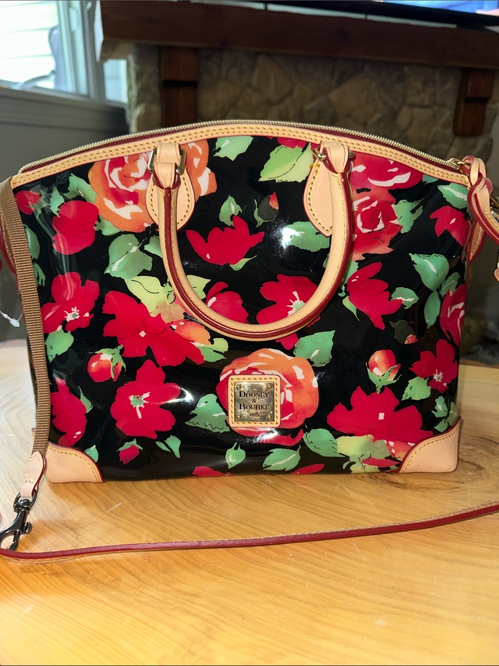🖤❤️💚Dooney & Bourke Black Floral Patent Satchel with Tan Trim